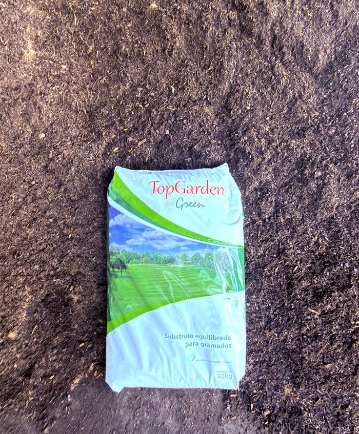 Saco de Top Garden Green sobre a leira de composto, na fábrica